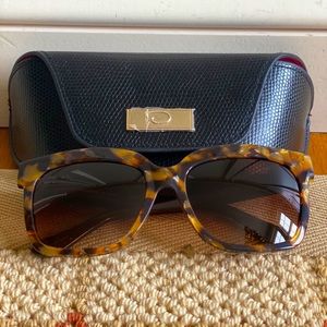 Oscar de la Renta sunglasses